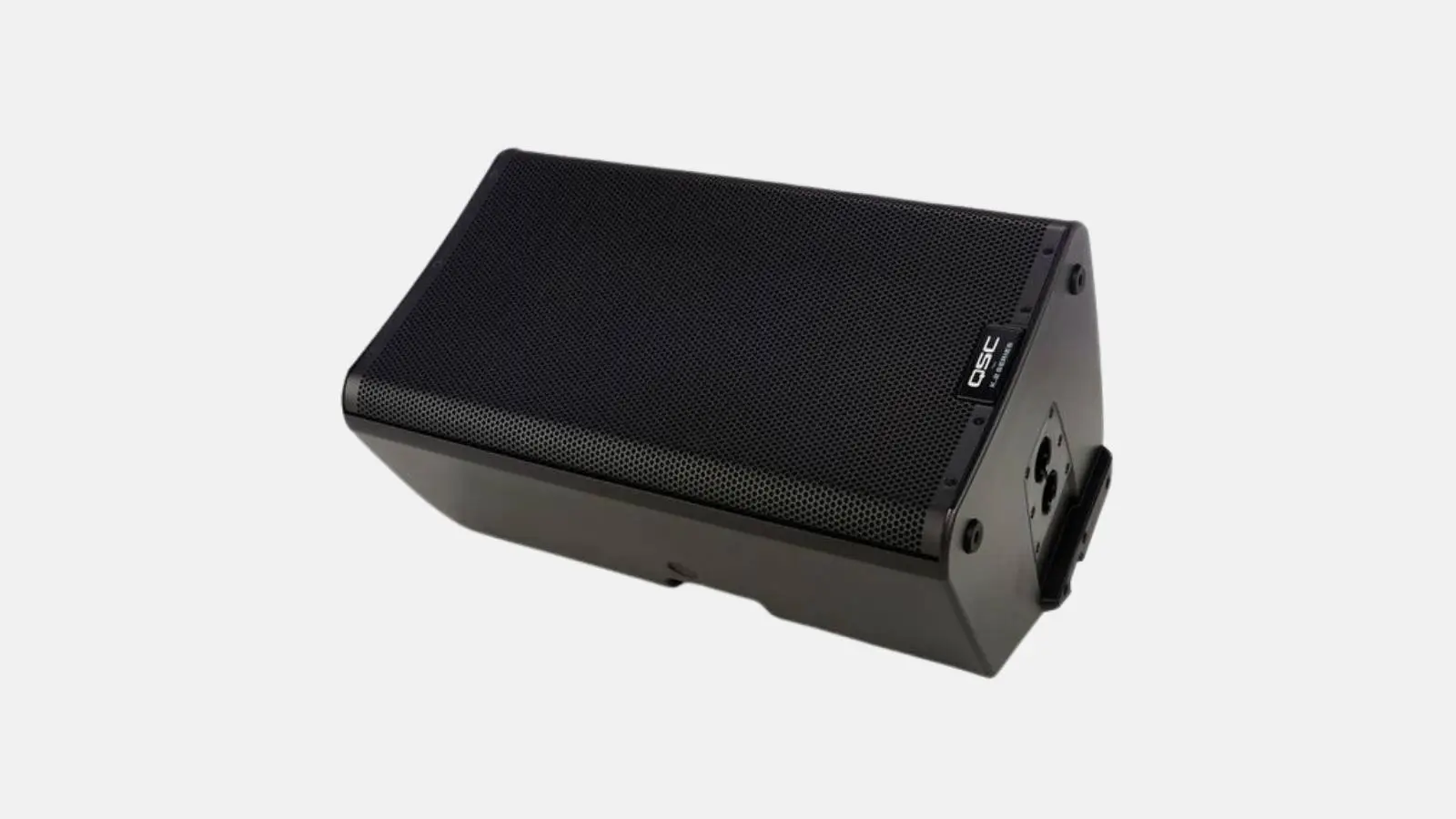 QSC K12.2 Fullrange-Lautsprecher in Schwarz in schräger Ansicht mit Frontgrill vor weißem Hintergrund.
