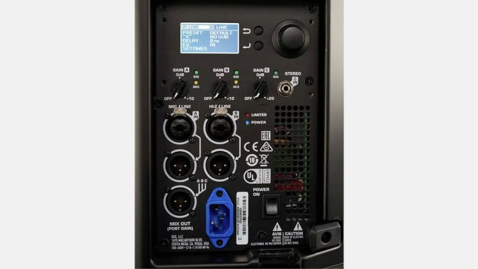 Rückseite des QSC K12.2 Fullrange-Lautsprechers mit DSP-Display, Gain-Reglern und XLR-Eingängen.