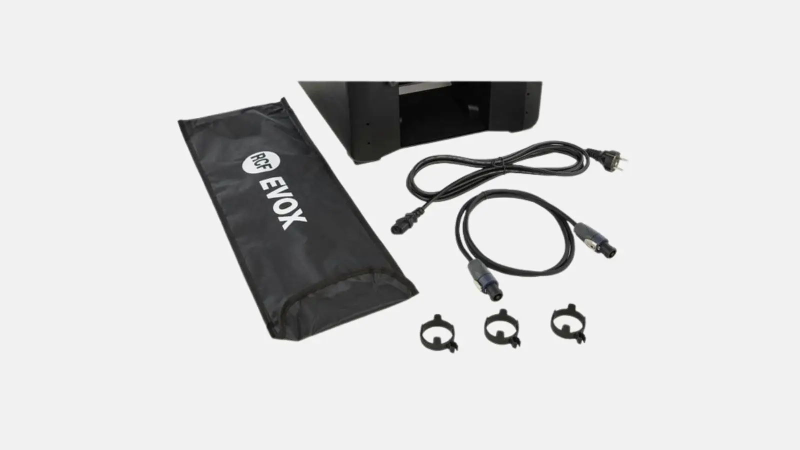 RCF EVOX 8 Säulensystem Zubehör mit Transporttasche, Netzkabel, Verbindungskabel und Halteclips vor weißem Hintergrund.