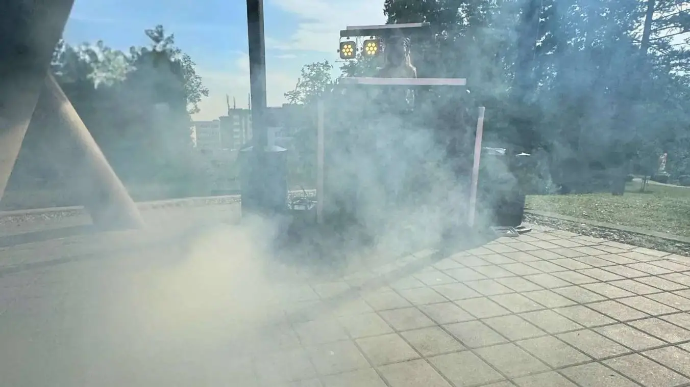 RCF Konzert PA Paket im Einsatz mit dichtem Hazer-Nebel und Lichttechnik bei einem Open-Air-Event.