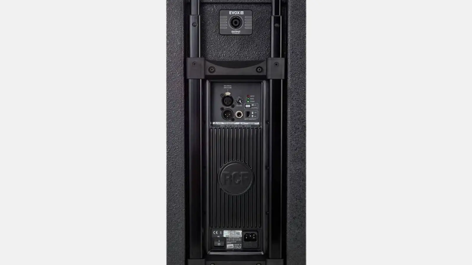 Detailansicht des Anschlussfeldes der RCF EVOX 12 mit EVOX-Beschriftung vor weißem Hintergrund.