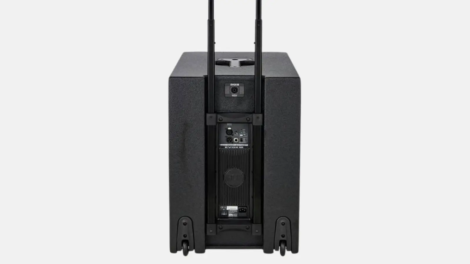 Rückseite der RCF EVOX 12 Subwoofer-Basis mit Verstärkerpanel, Teleskopgriff und Rollen vor weißem Hintergrund.