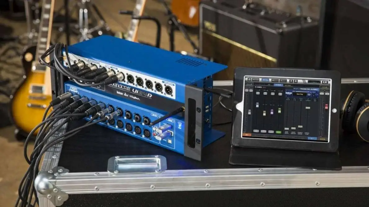 Seeburg Konzert PA Stack mit Soundcraft Ui24R Digitalmischpult, verkabeltem Stagebox und Tablet-Steuerung.