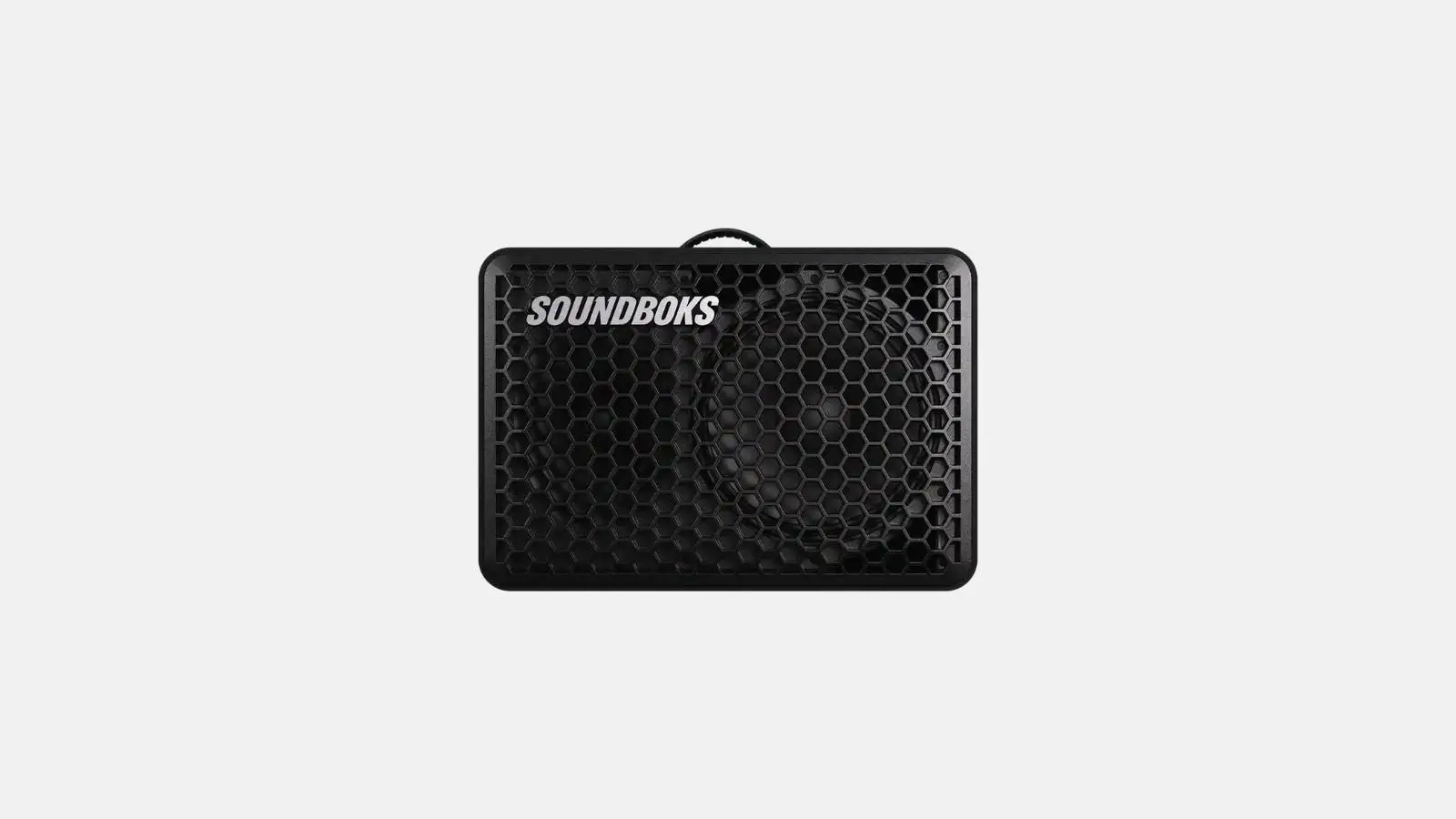 Soundboks Go Akku-Lautsprecher in Schwarz mit Wabengitter und Tragegriff vor grauem Hintergrund.