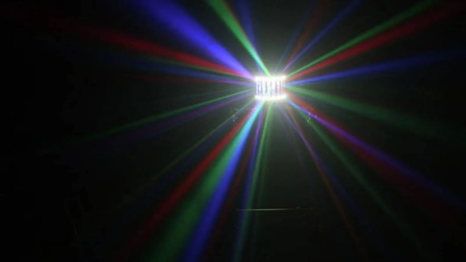 Showtec Techno Derby LED-Derby mit bunten Lichtstrahlen in Rot, Grün und Blau im dunklen Raum.
