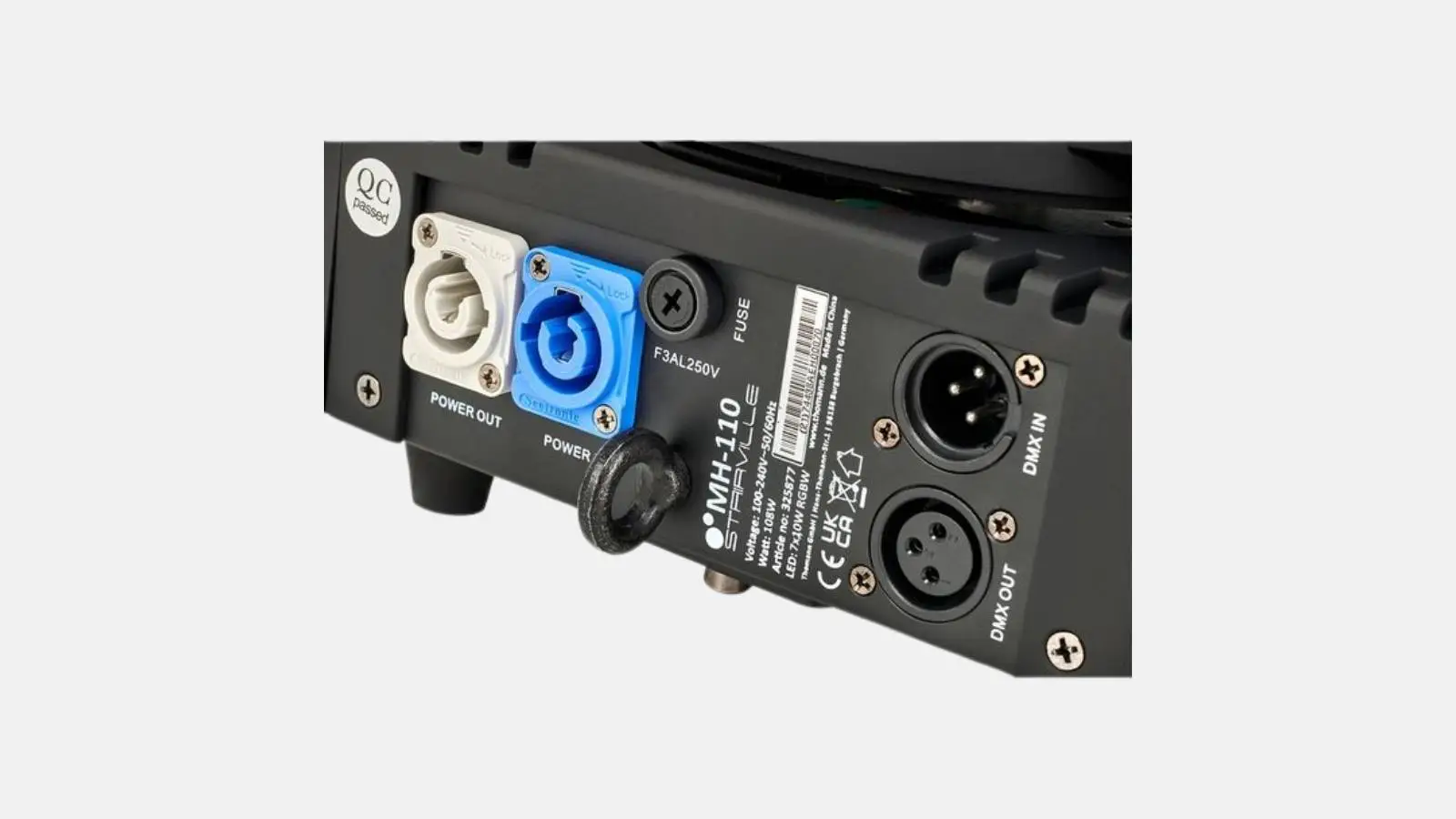 Stairville MH-110 Wash LED Moving Head, Nahaufnahme der Anschlüsse für Strom und DMX.