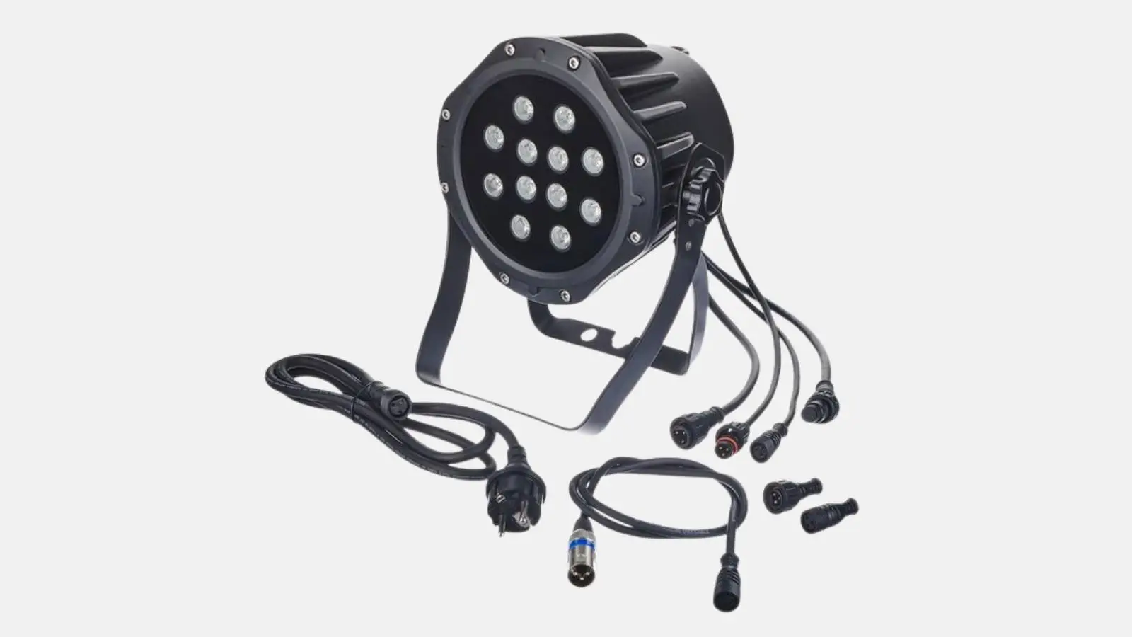 Stairville Outdoor Stage Par 12x3W Tri LED Scheinwerfer in Schwarz mit Kabeln und Adaptern vor weißem Hintergrund.