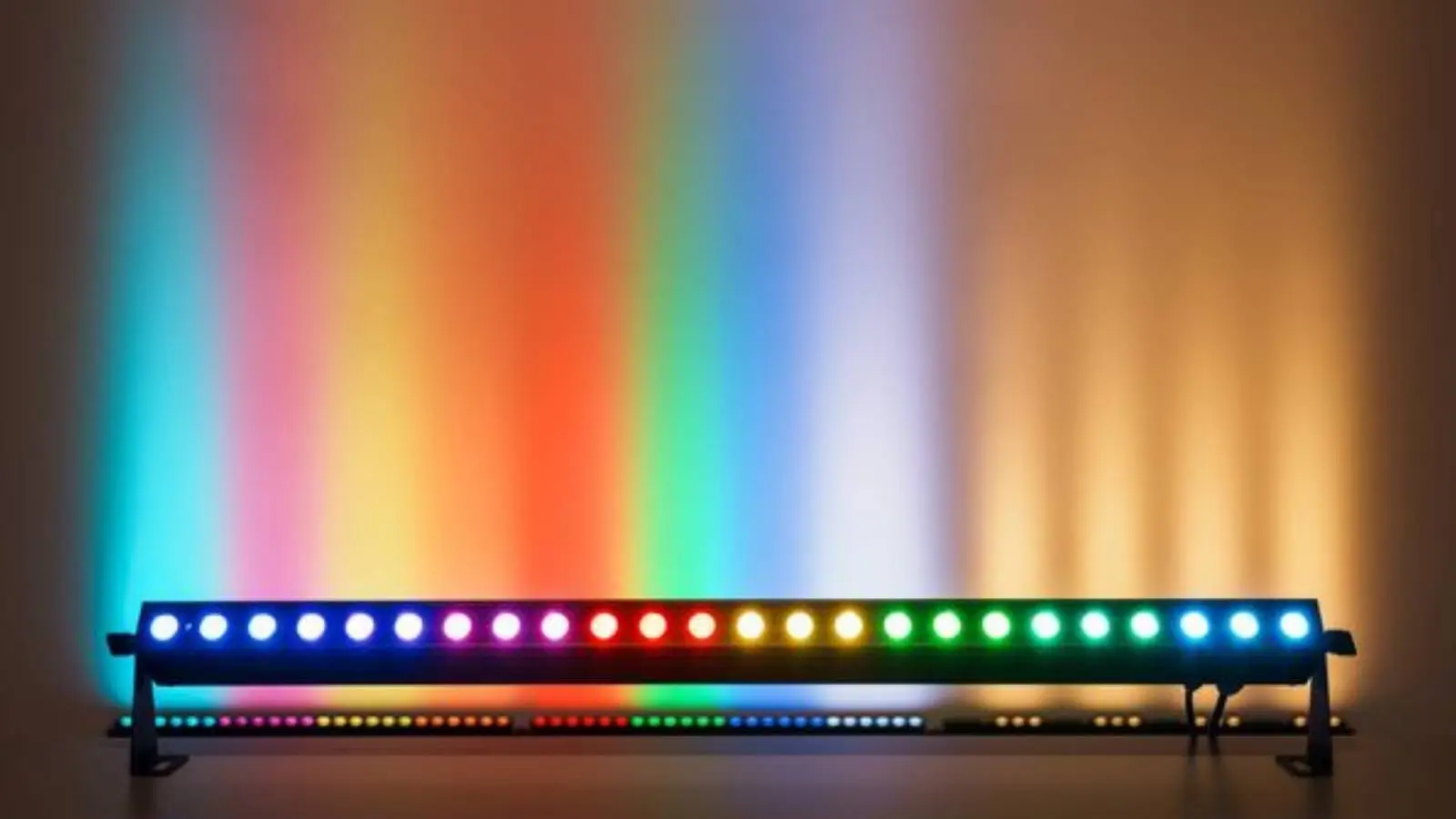 Stairville SonicPulse LED Bar 10 Pixel-Bar mit RGB-Farbverläufen an einer Wand.