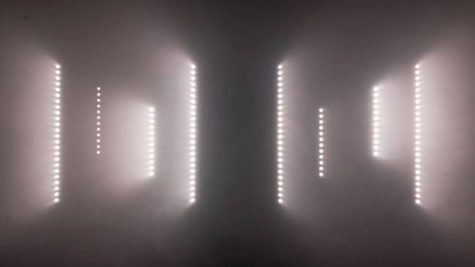 Stairville SonicPulse LED Bar 10 Pixel-Bars mit weißen Lichtpunkten im Nebel.
