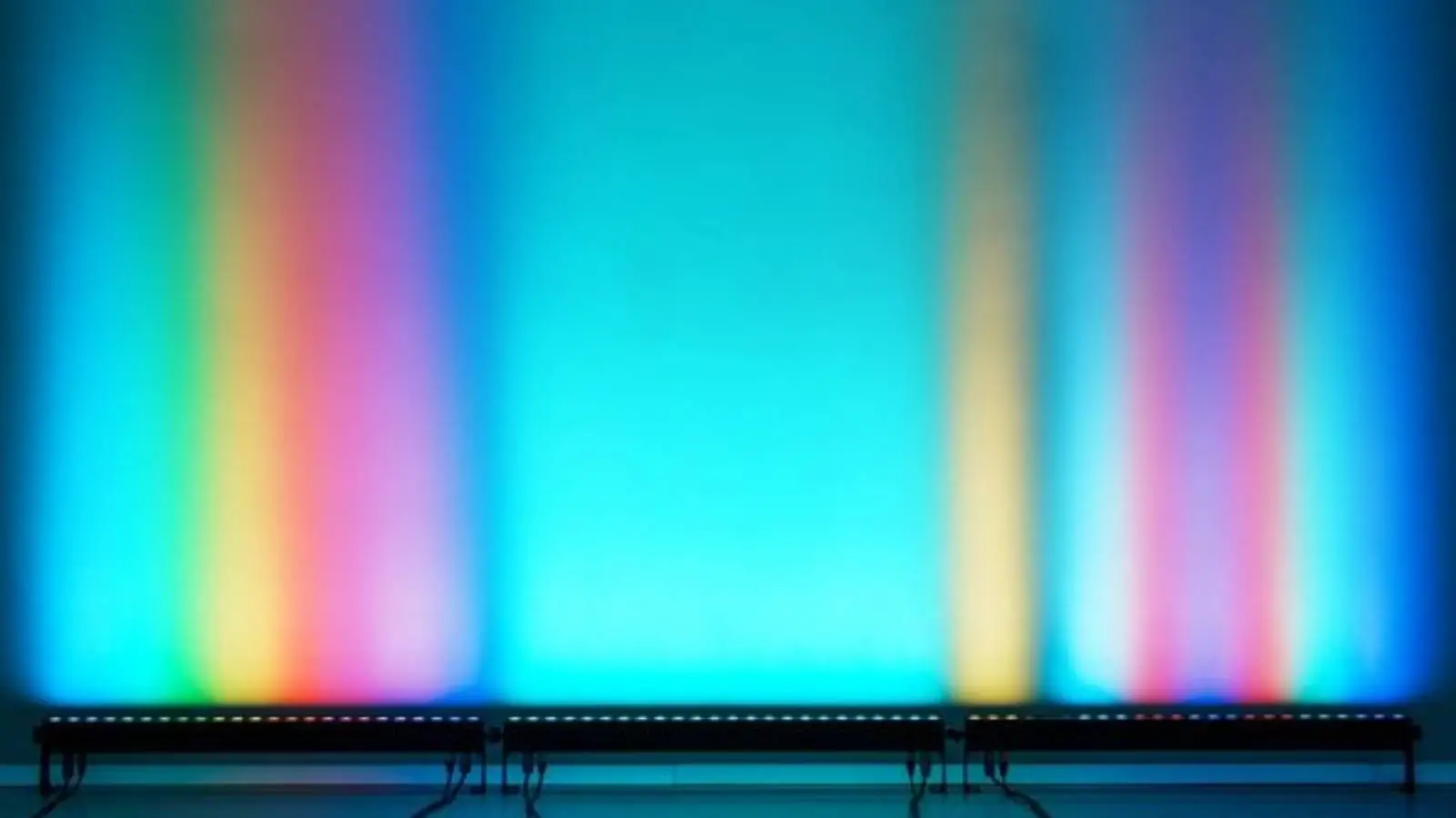 Stairville SonicPulse LED Bar 10 Pixel-Bars werfen bunte RGB-Farbverläufe auf eine Wand.