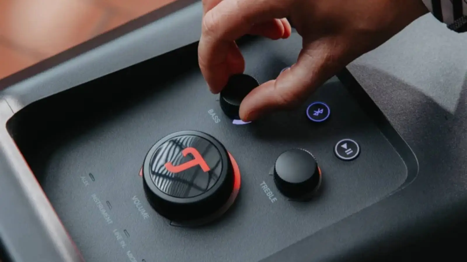 Teufel Rockster Air 2 Akku-Lautsprecher, Nahaufnahme der Regler für Bass und Höhen mit Bluetooth-Anzeige.