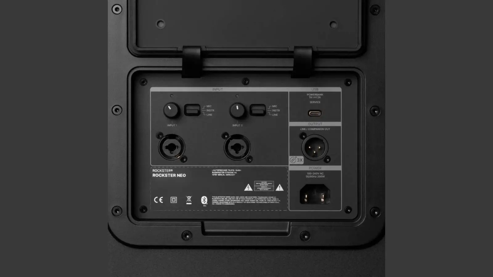 Anschlussfeld des Teufel Rockster Neo Akku-Lautsprechers mit XLR-Eingängen und Netzanschluss