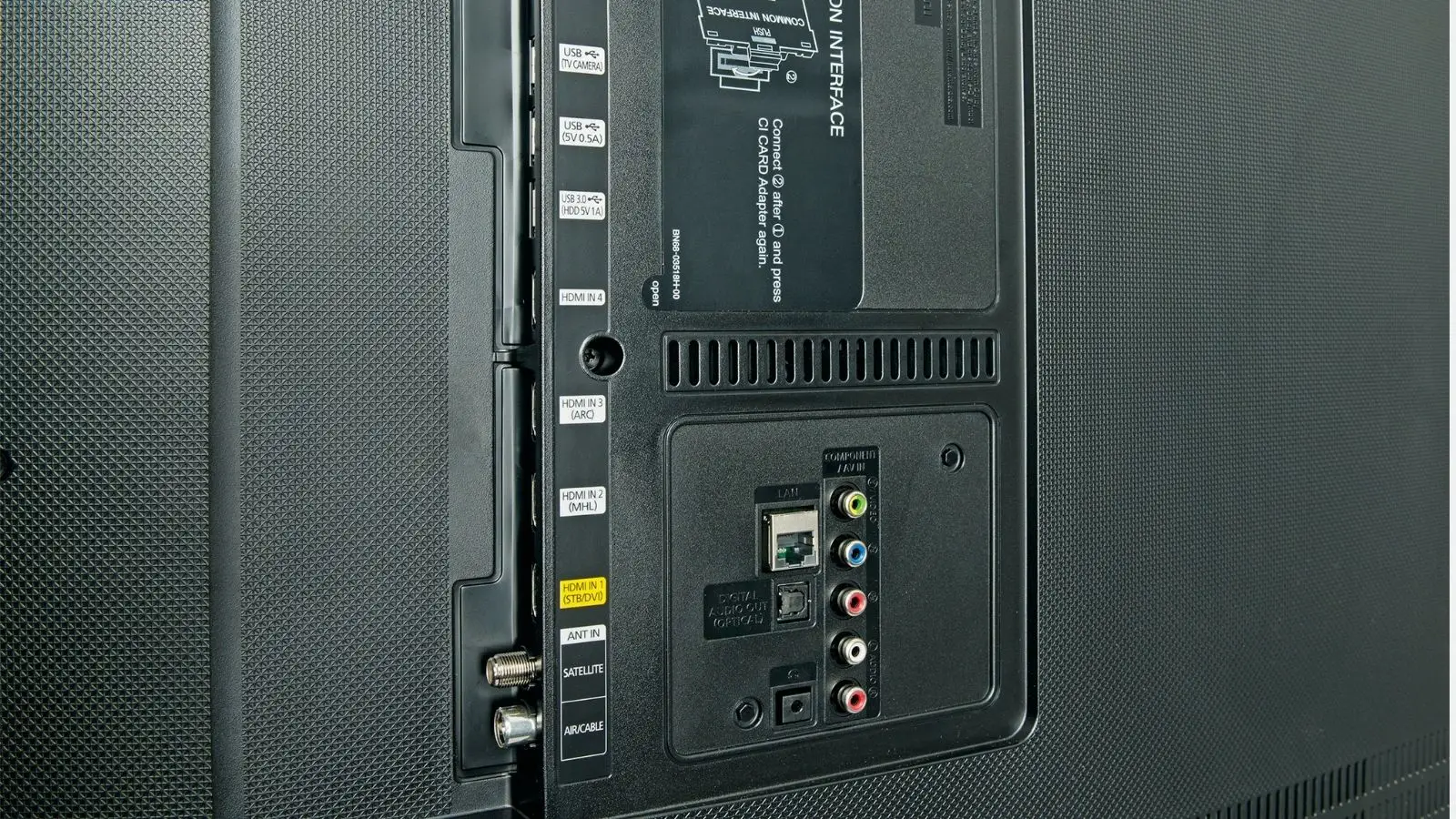 Anschlussfeld des 48 Zoll Vorschaumonitors mit mehreren HDMI-Ports und Antennenanschluss in der Detailansicht.