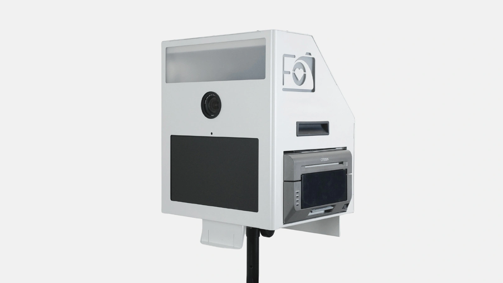 Tutorial zur Fotobox: weiße Fotobox mit Kamera und integriertem Drucker auf einem Stativ.