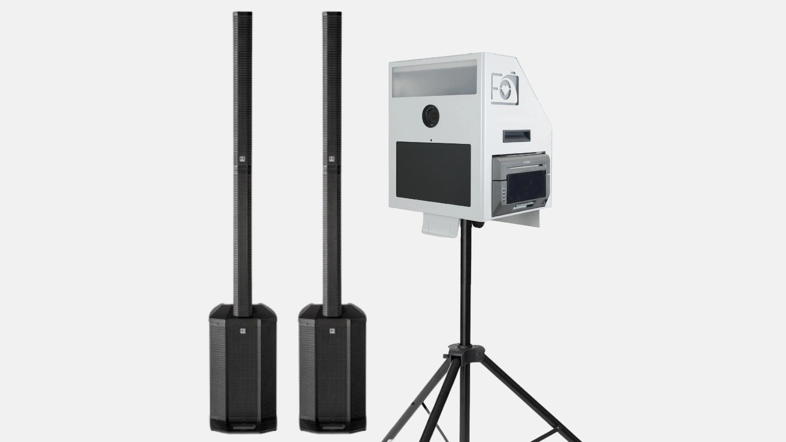 Tutorial zum Hochzeitspaket: zwei schwarze Säulenlautsprecher neben einer weißen Fotobox auf Stativ.