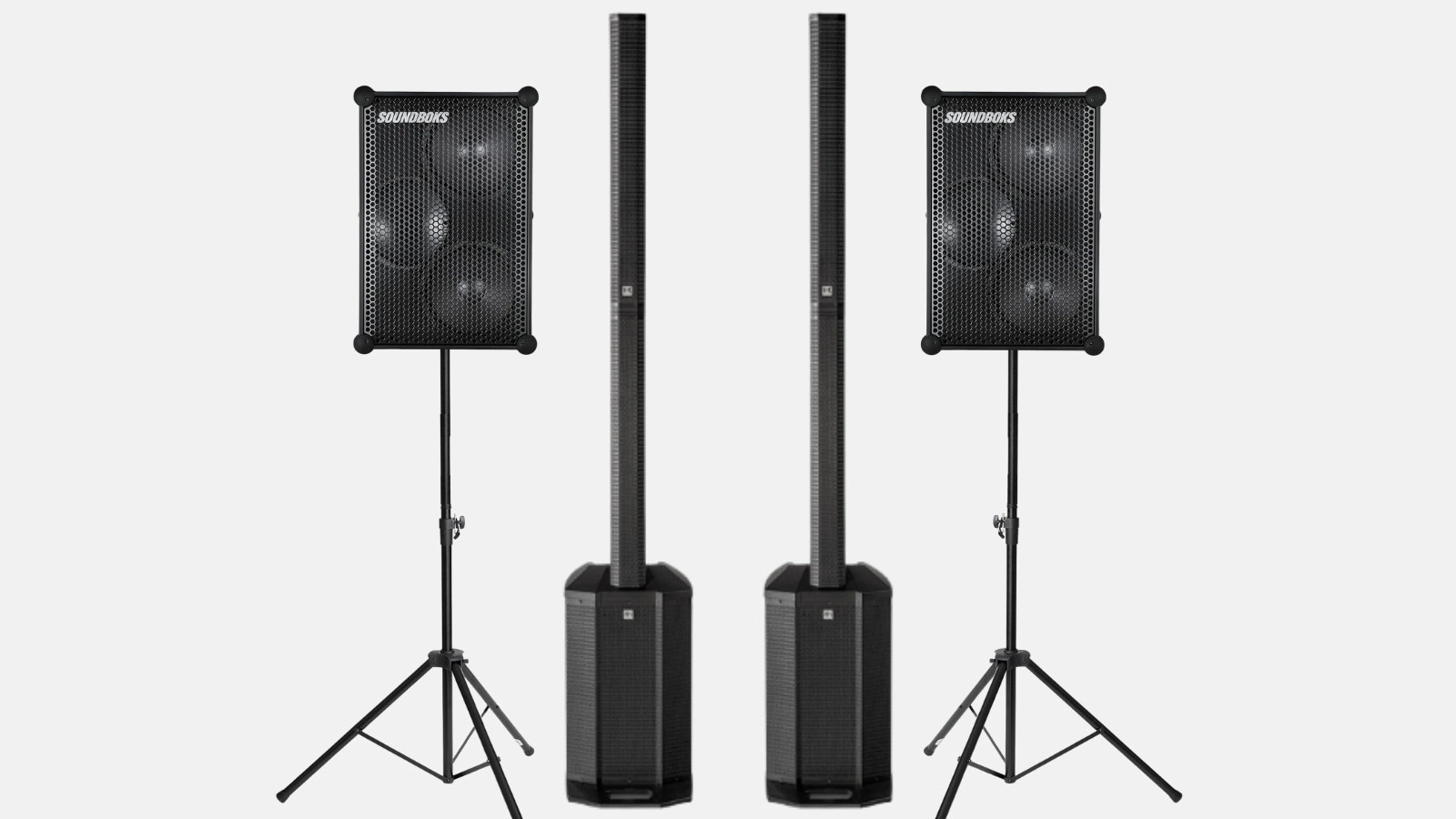 Tutorial zum Soundpaket Large: zwei SOUNDBOKS Lautsprecher auf Stativen und zwei schwarze Säulenlautsprecher.