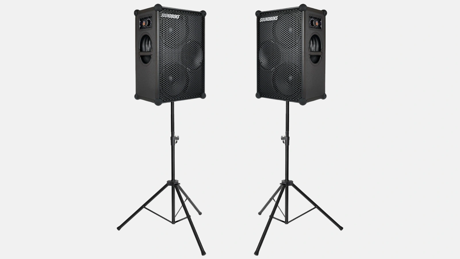 Tutorial zum Soundpaket Small: zwei schwarze SOUNDBOKS Lautsprecher auf hohen Stativen in Frontansicht.