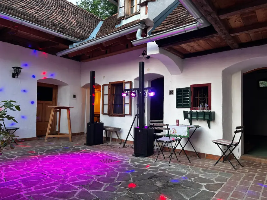 Ein stimmungsvoll beleuchteter Innenhof, ausgestattet mit einer modernen Sound- und Lichtanlage für eine private Feier