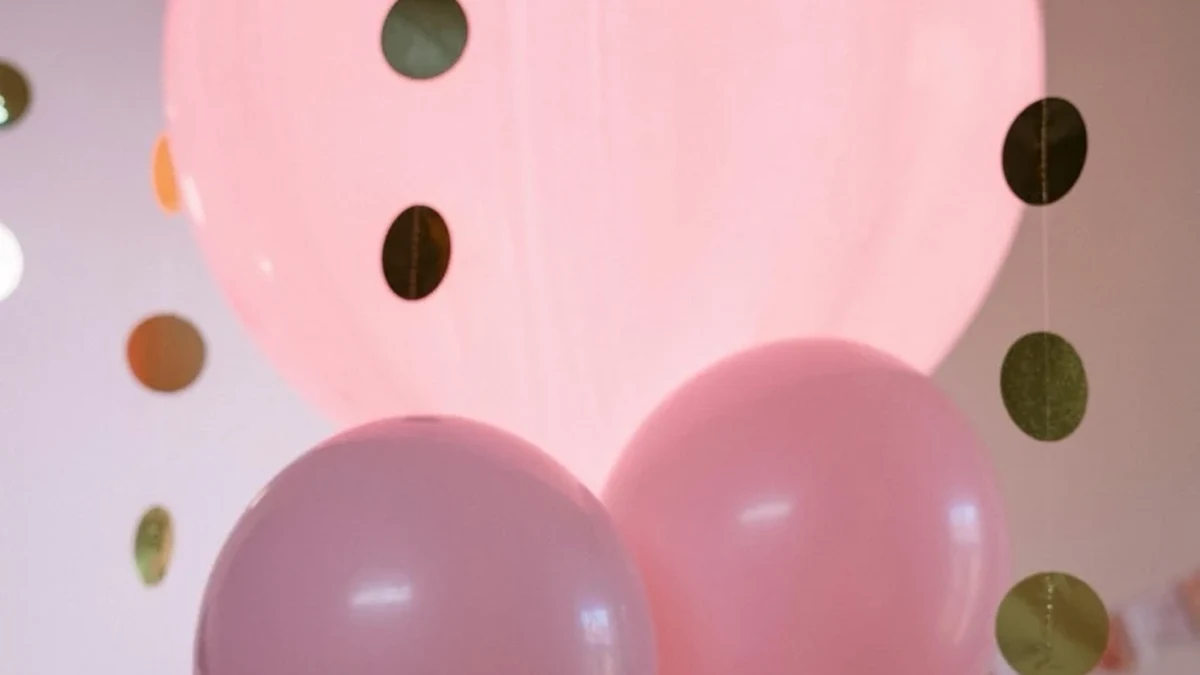 Rosa und weiße Luftballons mit goldener Girlande als Deko zum 18. Geburtstag