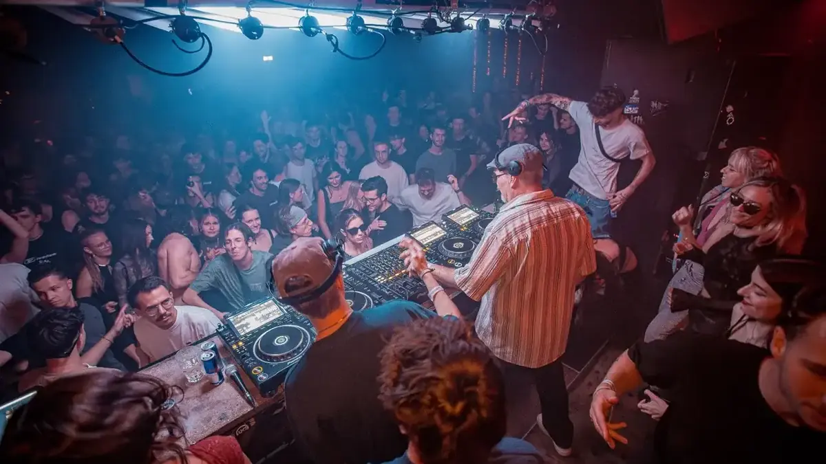 Volle Tanzfläche mit DJ von oben, wie bei einer Party zum 18. Geburtstag