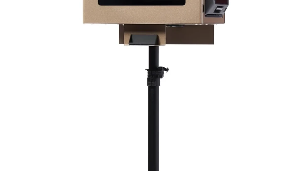 Fotobox auf einem Dreibeinstativ, mit der Gaeste Bilder fuer das Gaestebuch aufnehmen