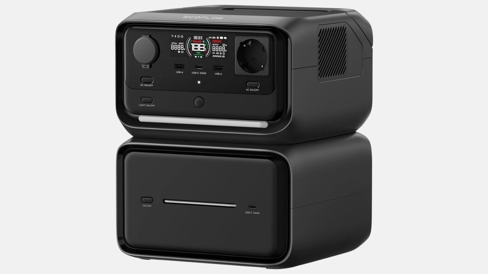EcoFlow River 3 Max Plus Powerstation in Schwarz mit aufgesetztem Zusatzakku, Display und Schuko-Steckdosen vor hellem Hintergrund.