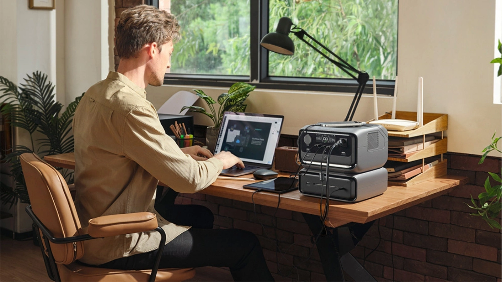 EcoFlow Powerstation im Einsatz am Arbeitsplatz, Laptop und Elektronik über die Schuko-Steckdosen mit Strom versorgt.