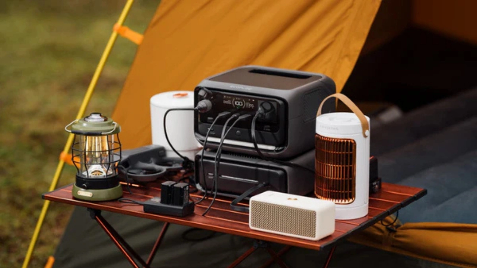 EcoFlow Powerstation neben Campingausrüstung und Elektronik als mobile Stromversorgung ohne Netzanschluss.
