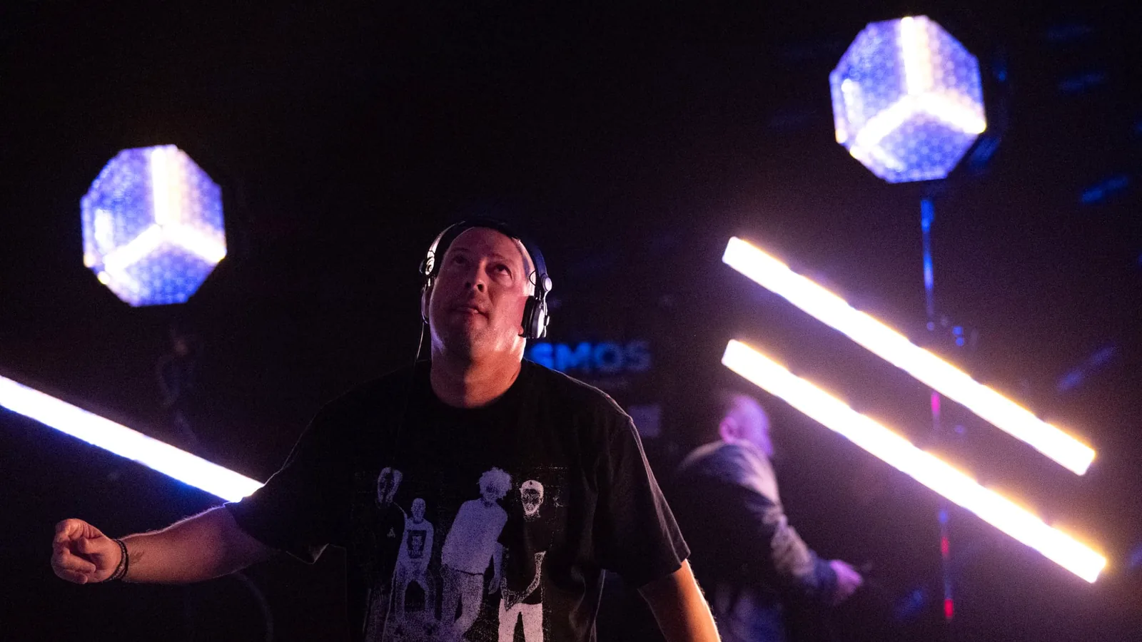 La Terraza im Innenhof des LUX Münster: DJ Dave Noir vor LED-Bars und Effektstrahlern