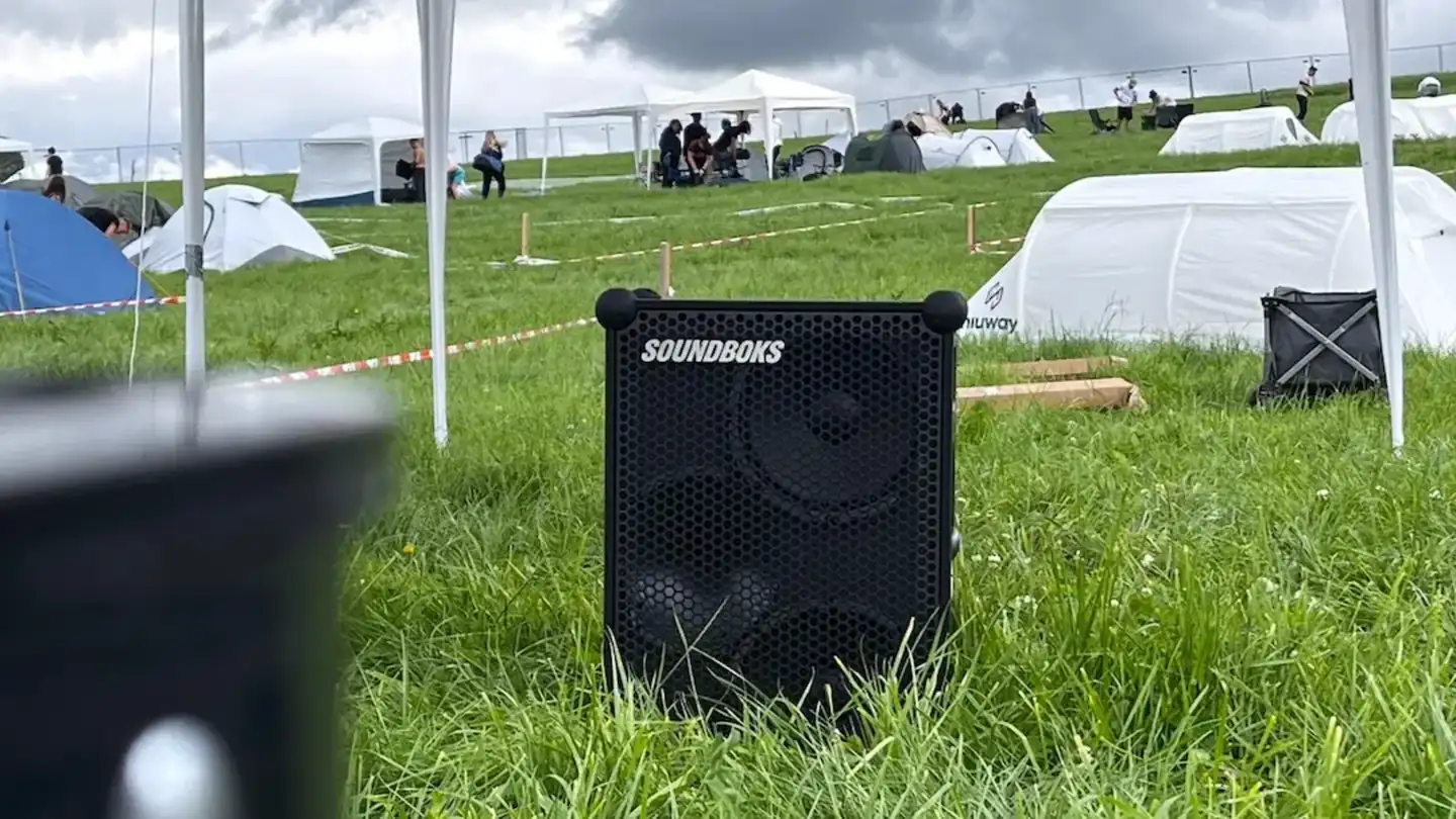 Outdoor Musikanlage auf einer Wiese unter einem Pavillon