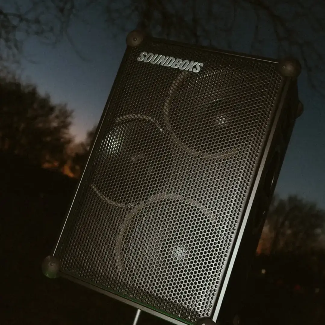 Outdoor Musikanlage auf einem Stativ im Garten bei Dämmerung