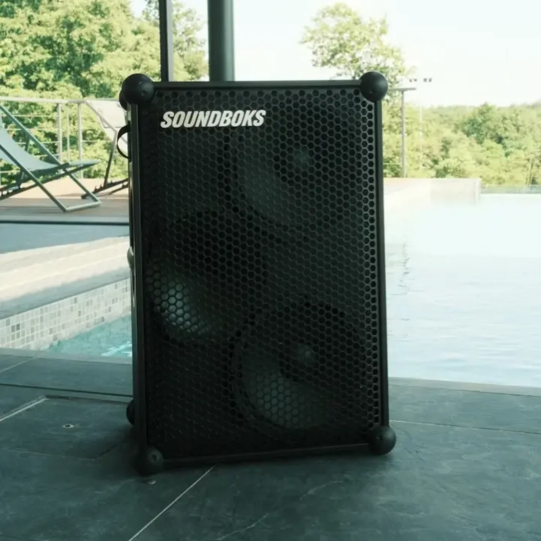 Outdoor Musikanlage auf fester Fläche neben einem Pool statt im Gras