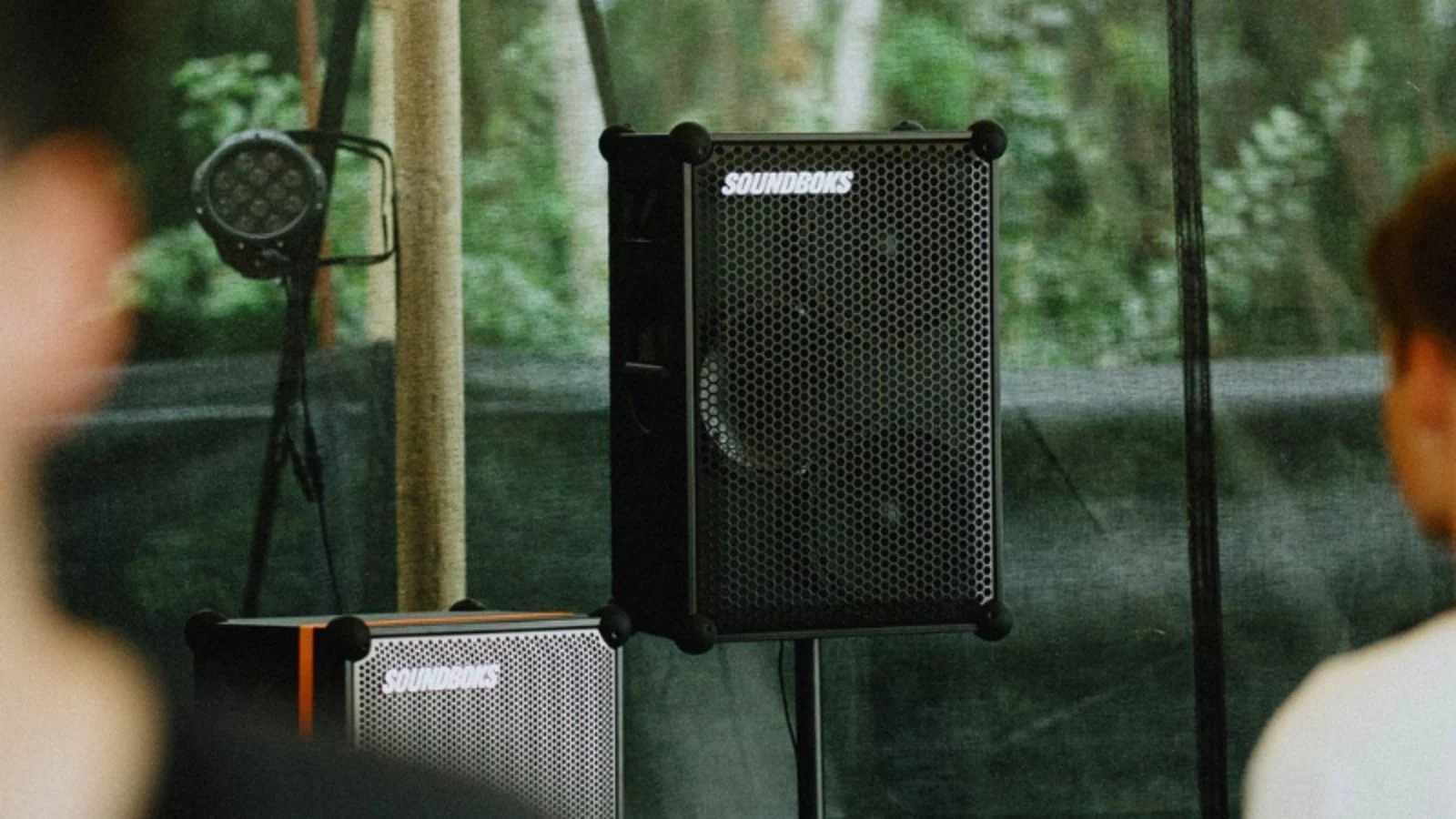 Soundboks Akku-Lautsprecher des Outdoor Pakets bei einem Event im Partyzelt.