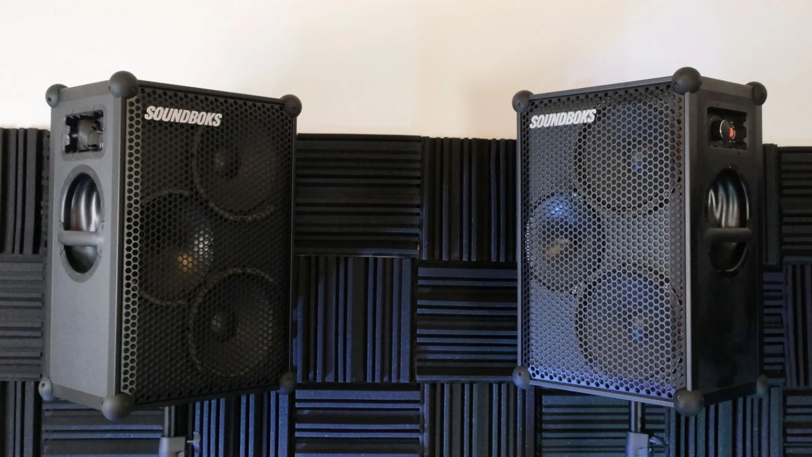 Zwei schwarze Soundboks Lautsprecher des Outdoor Pakets als Stereo-Set.