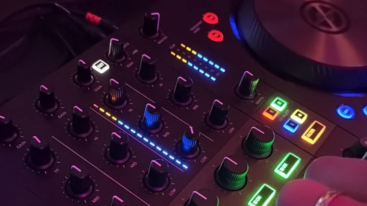 Bedienelemente an einem DJ-Pult für Anfänger mit 3-Band-EQ, Cue-Tasten und Jogwheel