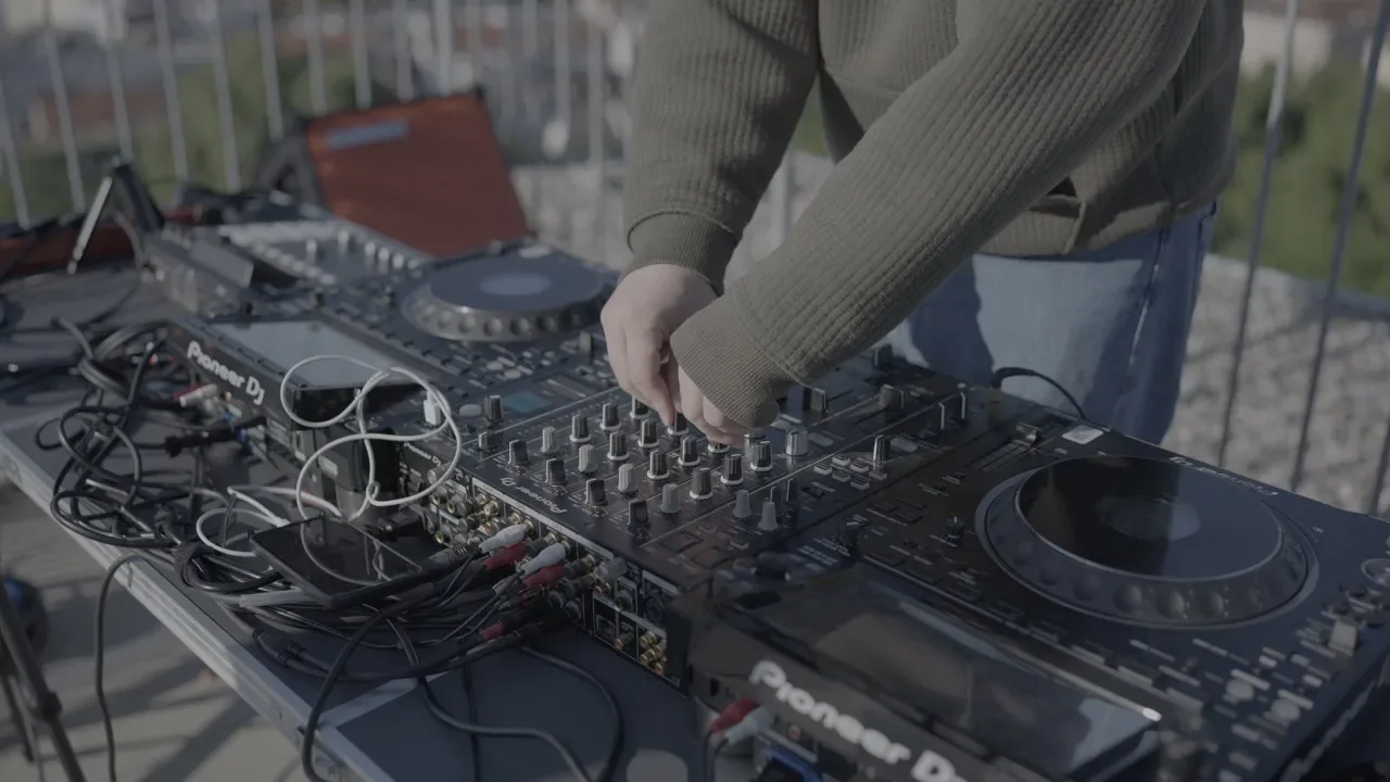Mischpult und zwei Player im Einsatz, ein typisches DJ Equipment, das versichert werden sollte