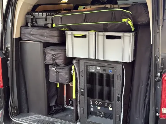Gepackter Kofferraum mit Cases und Lautsprecher, der Ort mit dem größten Risiko für DJ-Equipment