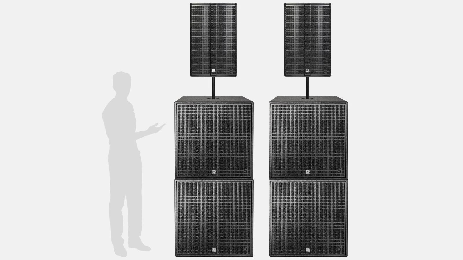PA Anlage Power Paket mit vier 18-Zoll-Subwoofern und zwei 15-Zoll-Tops auf Distanzstangen im Größenvergleich mit einer Person.
