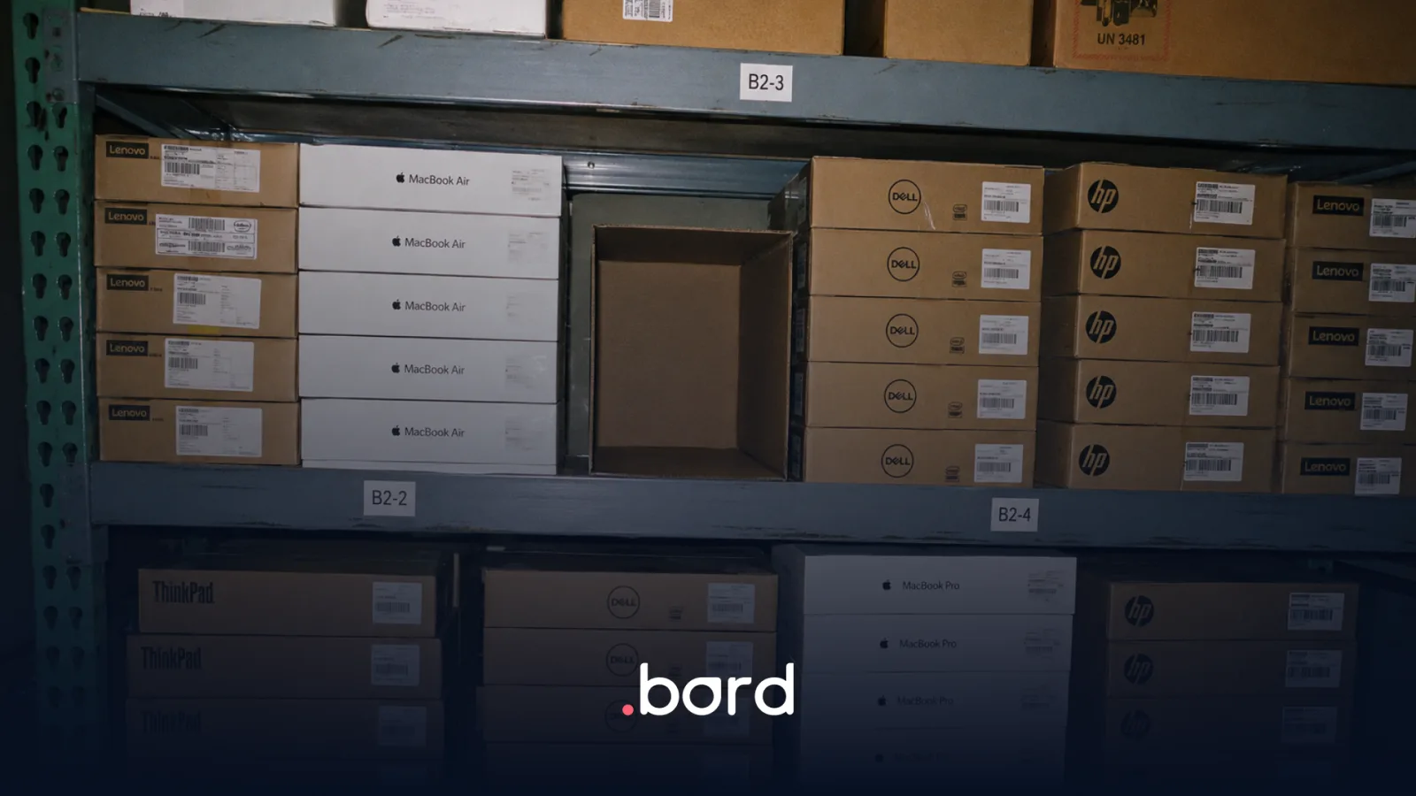 Estantería de bodega con cajas de laptops Lenovo, MacBook, Dell y HP, y una caja vacía entre ellas. Logo de .bord