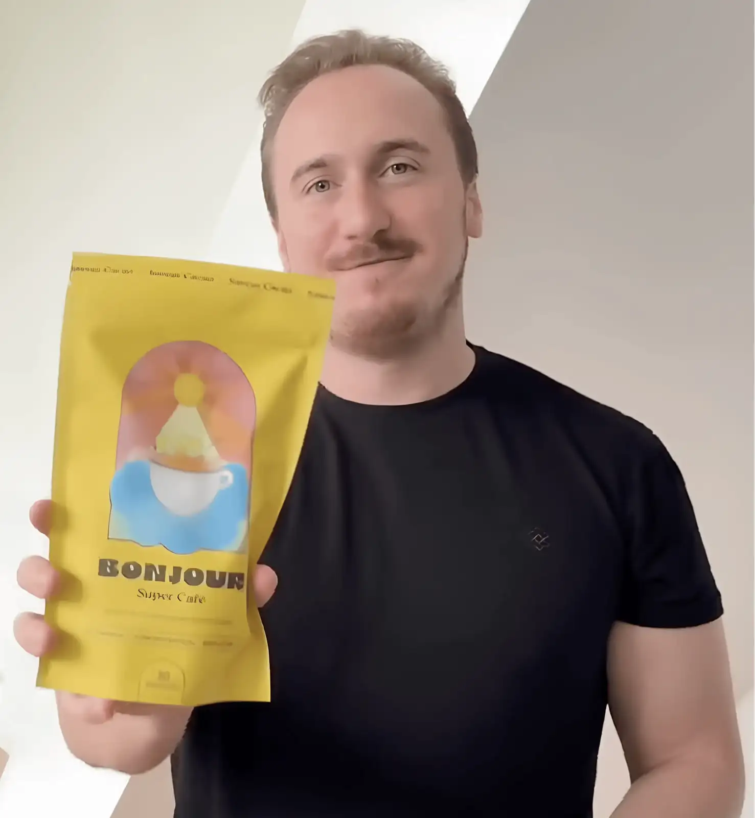 Tim beim Pilzkaffee Test: Bewertung von Geschmack und Wirkung verschiedener Adaptogene.