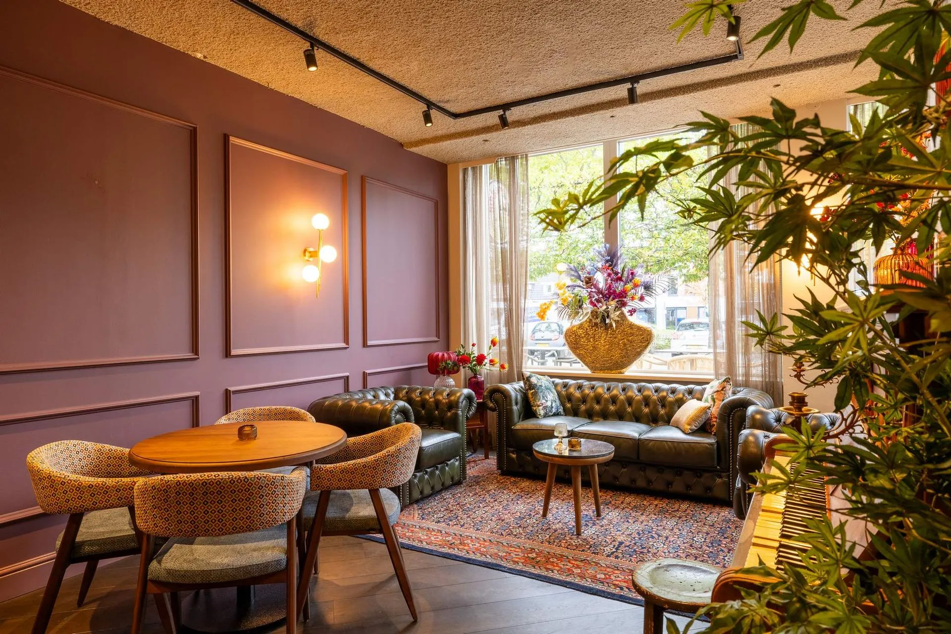 Boutique Hotel De Statie receptie met moderne LG hospitality TV