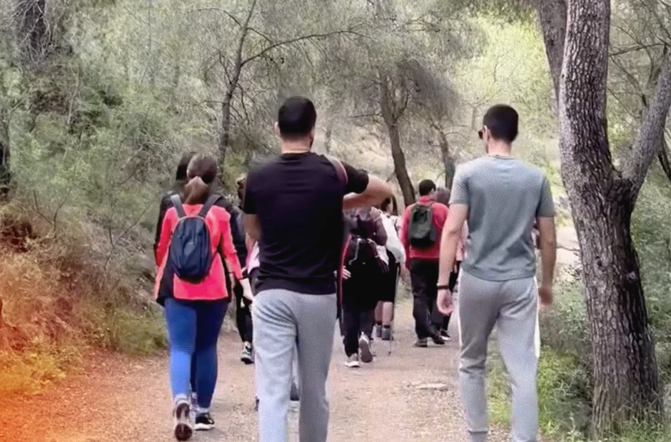 Personas de ruta senderista con 180 Training Club