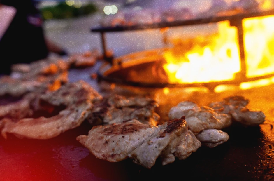 Filetes de carne haciéndose en la barbacoa
