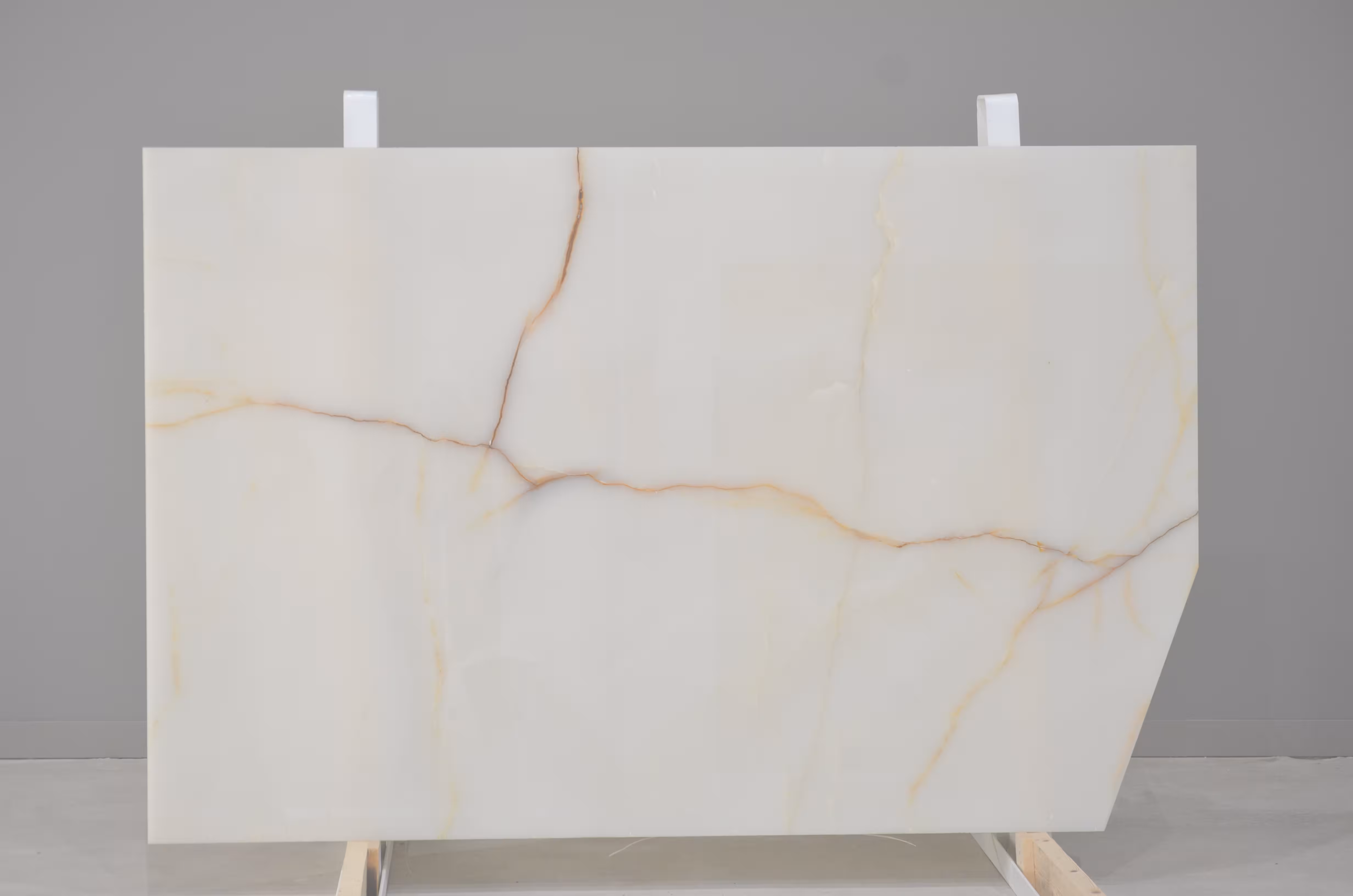 046 - WHITE ONYX ALPHA