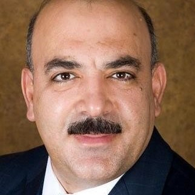 Parceira da Wivenn loira de cabelos longos