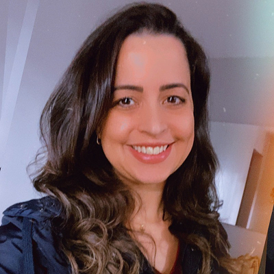 Parceira da Wivenn de óculos, cabelos longos pretos