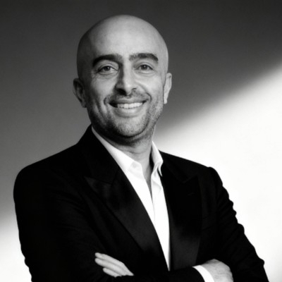 Parceiro da Wivenn de óculos e social