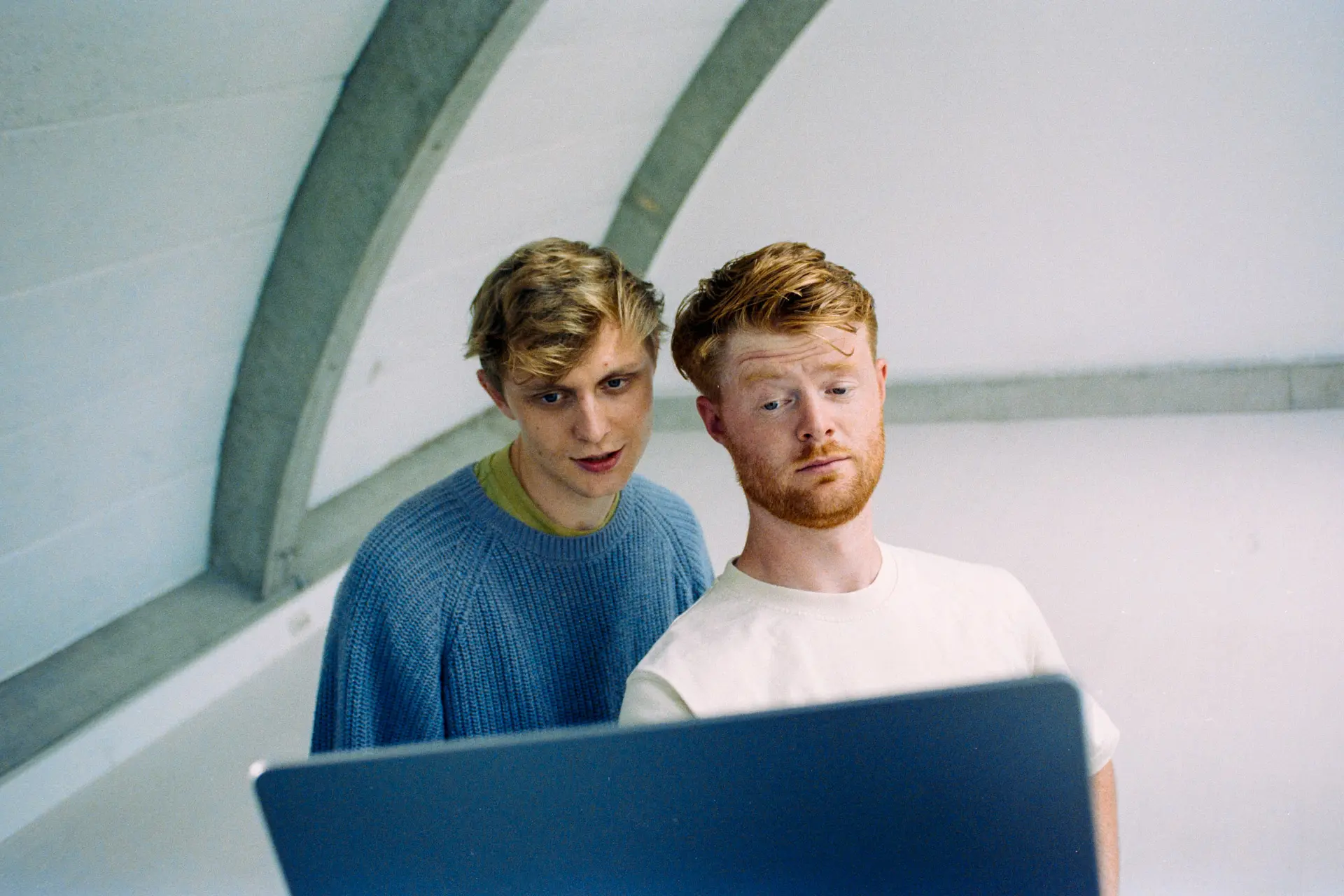 Heren geven een kritische kijk op hun gemaakte werk