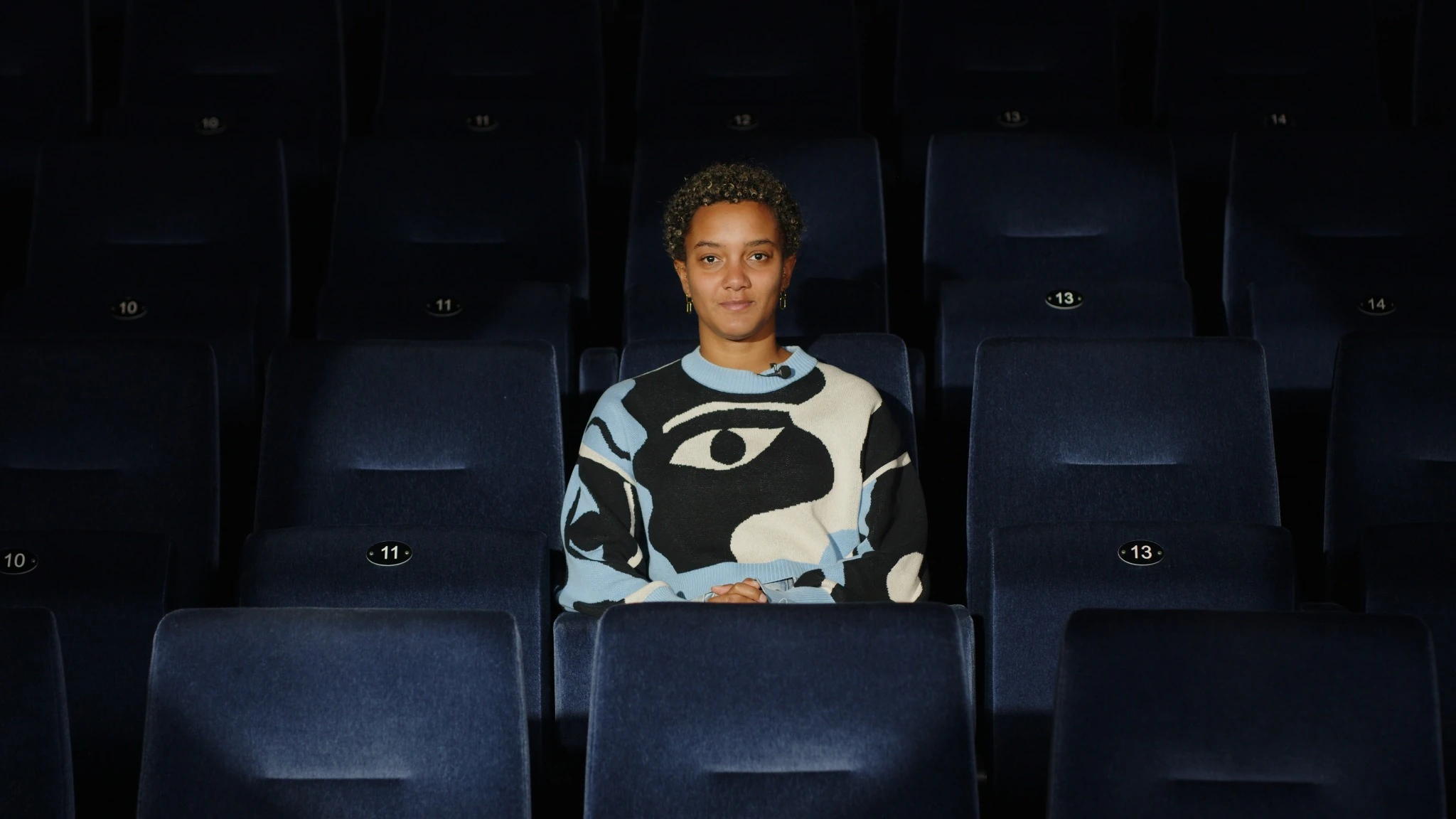 Studente die zit in een collegeruimte en verteld over haar eerste jaar studeren