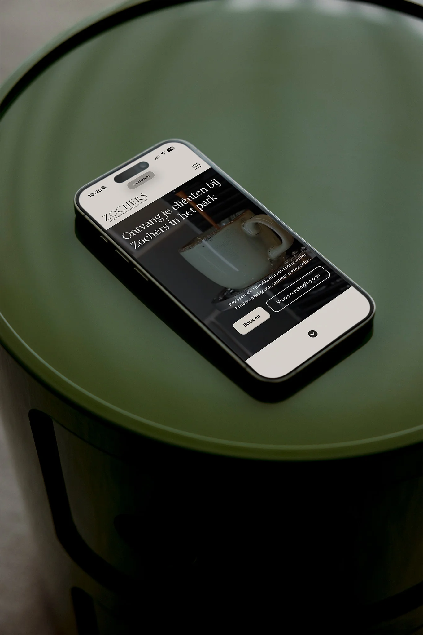 Zochers website gemaakt door tweemans op een mobiel die op tafel ligt